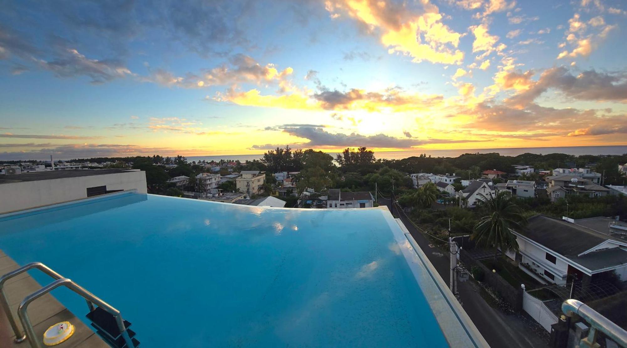Luxury Penthouse With Infinity Pool & Stunning Sea View Apartamento Flic-en-Flacq Exterior foto