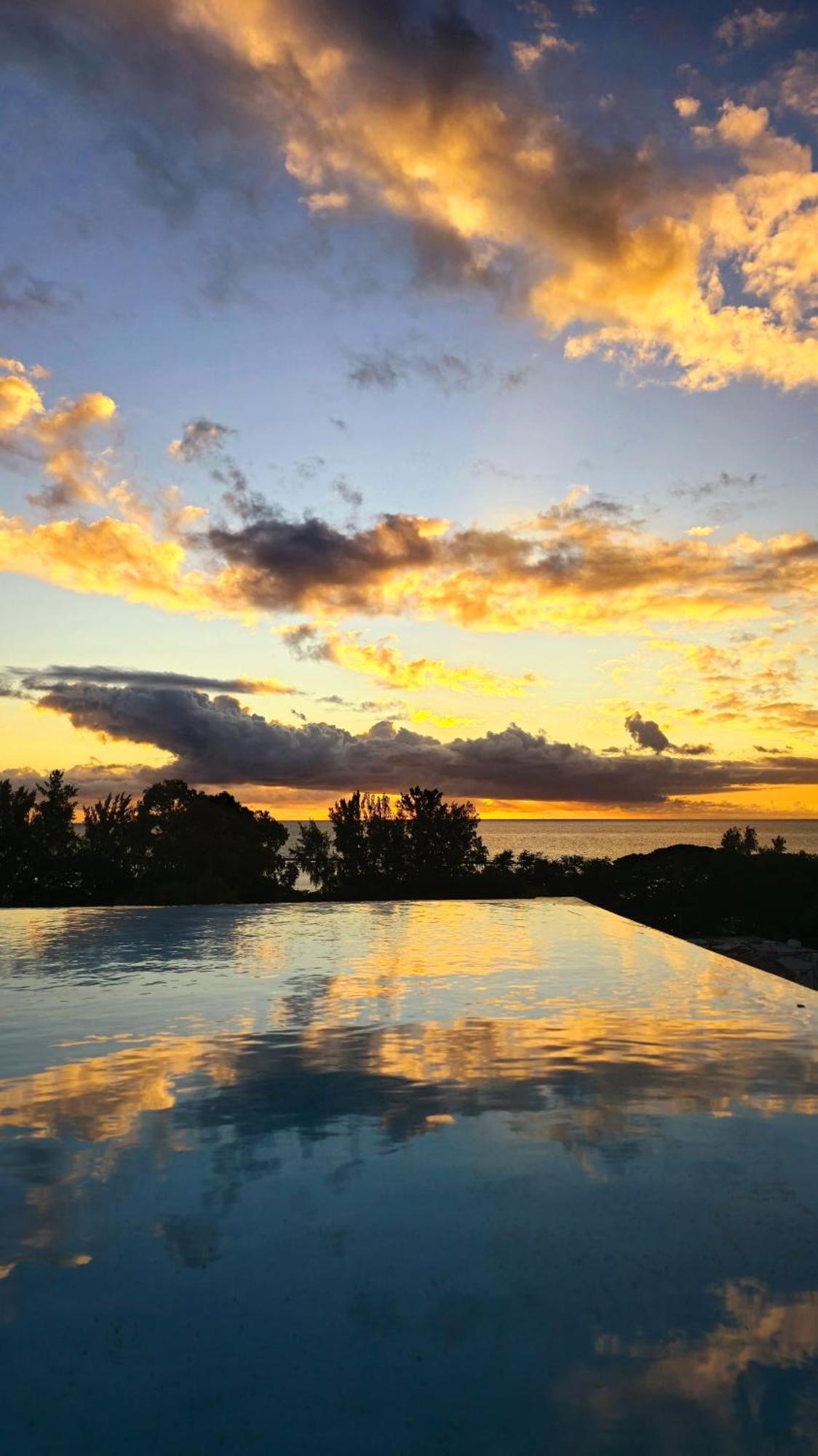 Luxury Penthouse With Infinity Pool & Stunning Sea View Apartamento Flic-en-Flacq Exterior foto